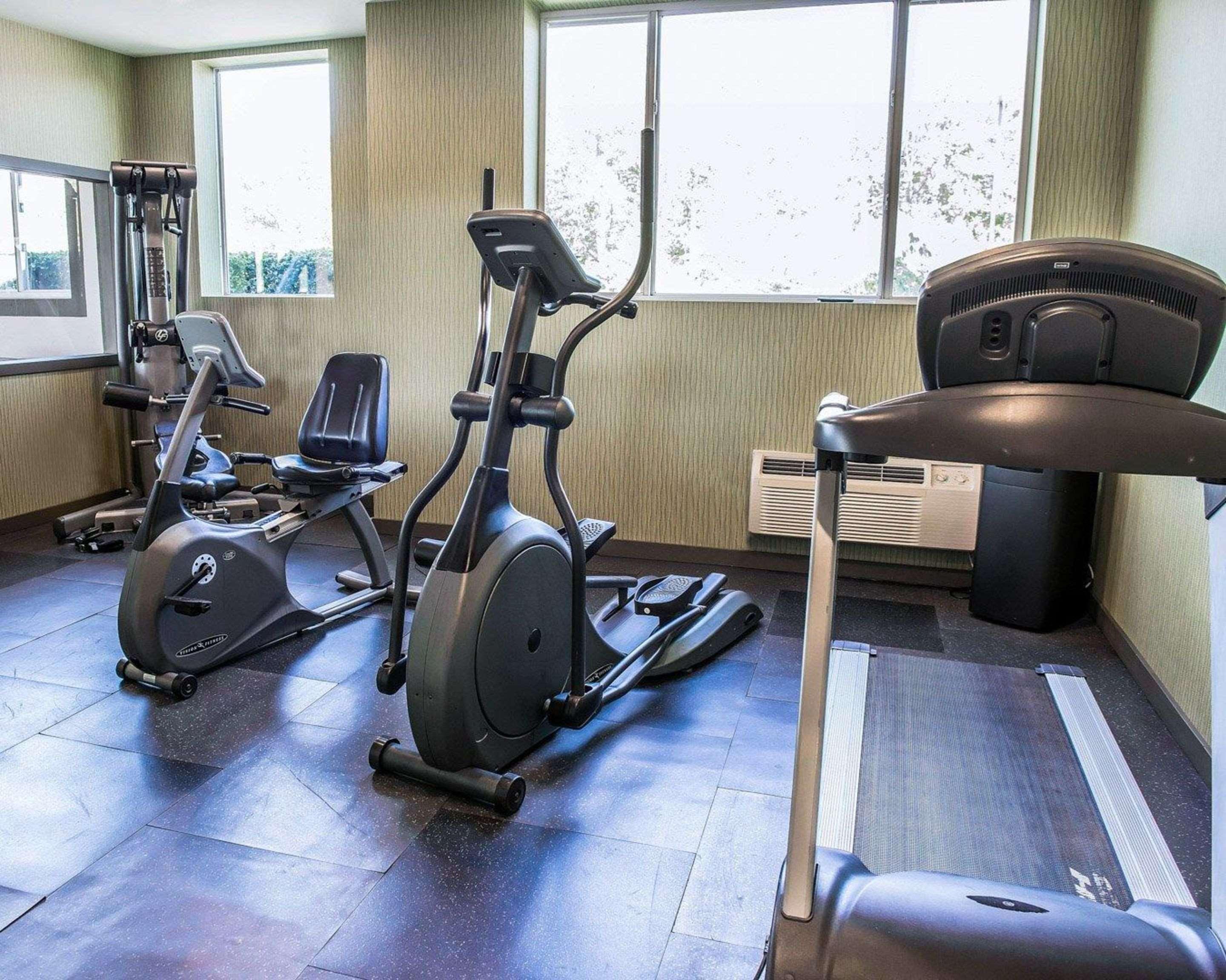 Comfort Inn & Suites Butler Esterno foto