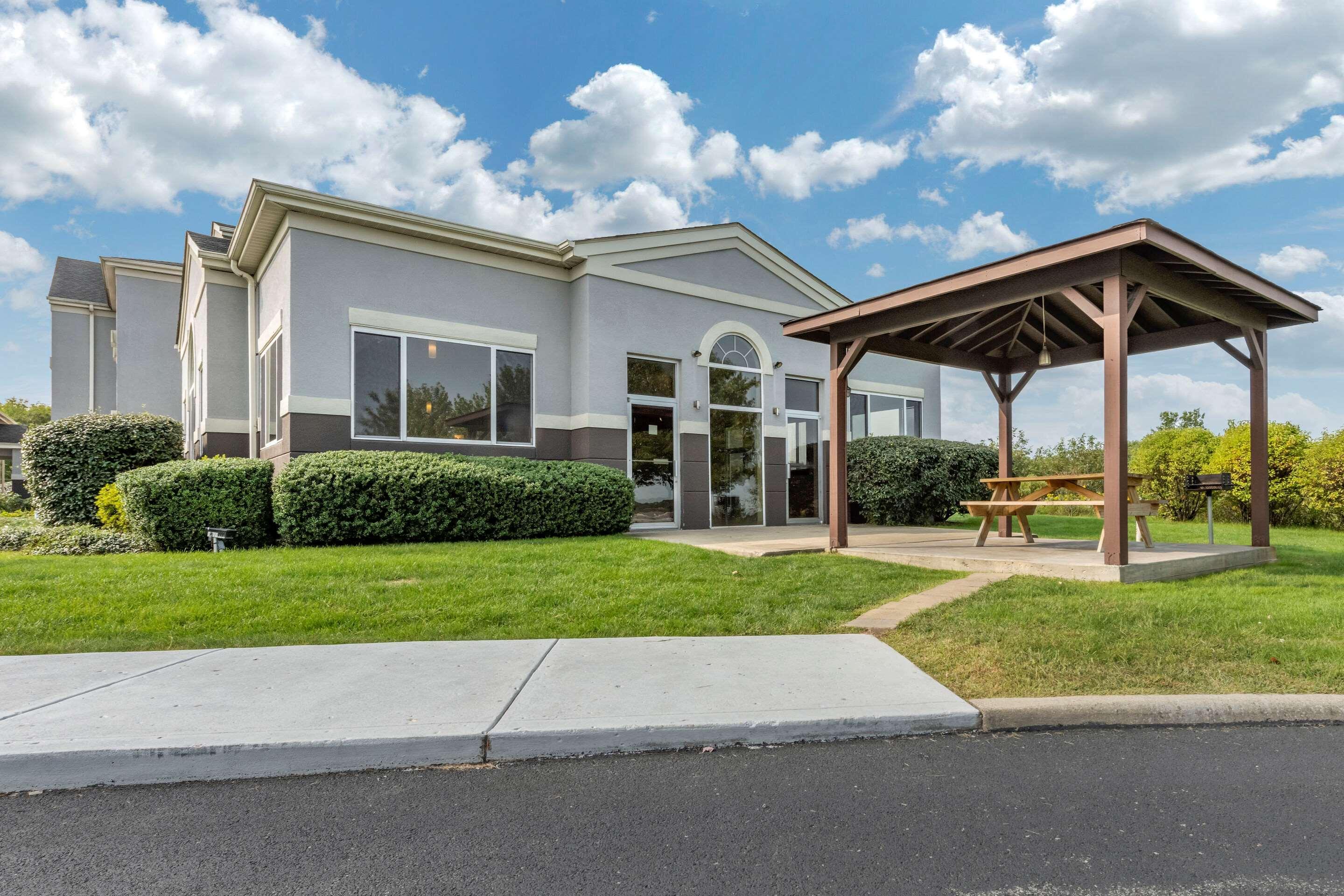 Comfort Inn & Suites Butler Esterno foto