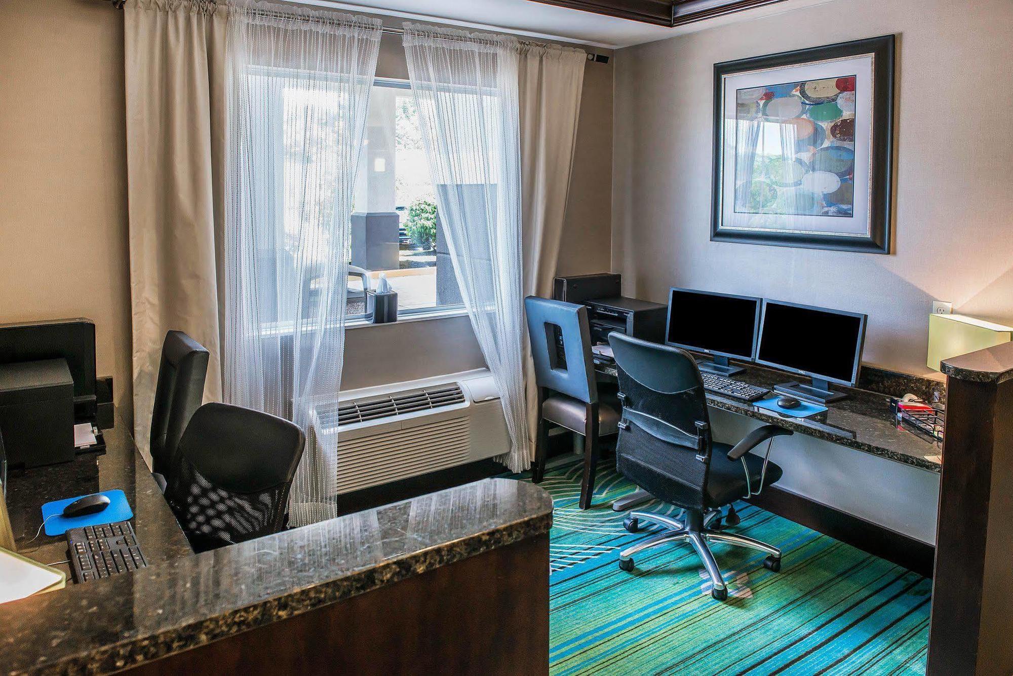 Comfort Inn & Suites Butler Esterno foto